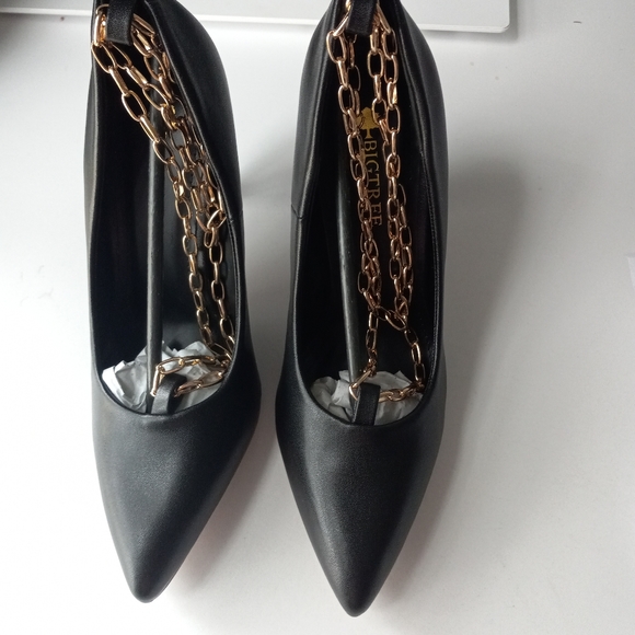 Pointy leather shoe heel with chain buckle - Picture 2 of 2